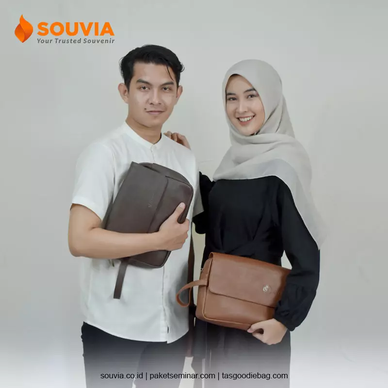 dompet pouch kulit sintetis cocok dikenakan oleh pria maupun wanita