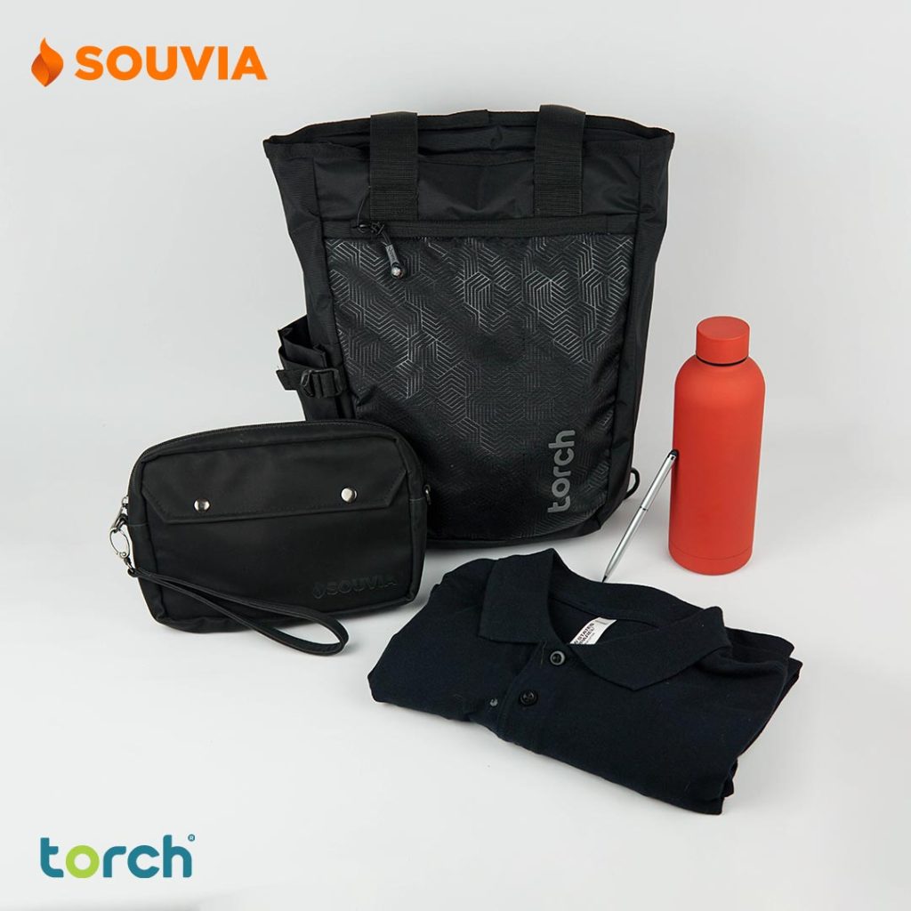 Paket Jena berisi tas torch Jeju, pouch bolton, tumbler minum aura, pulpen stylus, dan polo shirt. souvenir custom